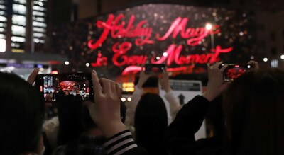 2__Shinsegae_Square__Customers_enjoying_Christmas_media_facade_1.jpg