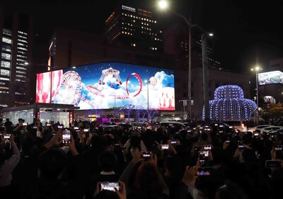 3__Shinsegae_Square__Customers_enjoying_Christmas_media_facade_2.jpg