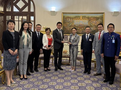 GDS International (GDSI) team meets with Thai Prime Minister Paetongtarn Shinawatra. From left to right: Amy Liu, Legal Director; Yingshan Shi, Senior Director of Marketing& Communications; Bruce Lim, VP of BD; Jimmy Yu, SVP of BD; Jamie Khoo, CEO; William Huang, Chairman; Prime Minister Paetongtarn Shinawatra; Narit Therdsteerasukdi, Secretary General of BOI; Chattarin Chanhom, Deputy Secretary-General of Prime Minister; and Jirayu Houngsub, Government Spokesperson.