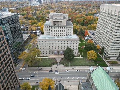 Aerial shot of Manulife’s global headquarters in Toronto with flags displayed on the front lawn. (CNW Group/The Manufacturers Life Insurance Company)