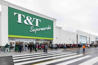 Customer lining up during the opening day of T&T Brossard (CNW Group/T&T Supermarkets)