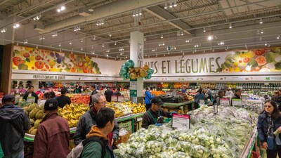 Produce session in T&T Brossard (CNW Group/T&T Supermarkets)