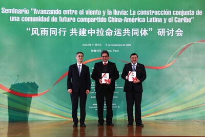 Gao Anming (izq.) dona el libro Xi Jinping: La gobernación y administración de China (IV) a Gustavo Cordero Jon Tay (der.) y Enrique Cornejo.  Juan Carlos Aguilar