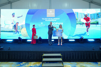 Mr. Steve Wolstenholme gives Talent Development Sponsorship to Sophia Phuong Anh (PRNewsfoto/Hoiana Resort & Golf)