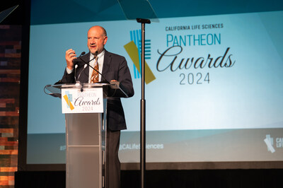 Dr. Persing accepts Pantheon Award for Leadership