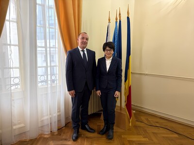 Mr Andrei Neagu, CEO and Founder, SC Zone Consulting and Ms Camellia Chan, CEO of Flexxon at the partnership signing ceremony today in Bucharest. (PRNewsFoto/Flexxon)