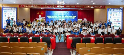 A group photo after the seminar event inviting scholarship students from Nong Lam University