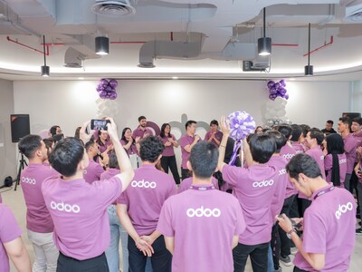 Benny Putra Sugito, Direktur Odoo Indonesia memimpin perayaan ulang tahun dan peresmian kantor baru Odoo Indonesia.