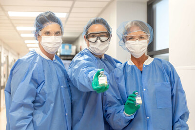 Laura Bray, founder and Chief Change Maker at Angels for Change proudly displays a vial of Dextrose injection solution produced at a Fagron Sterile Services US state-of-the-art 503B outsourcing facility. (PRNewsfoto/Angels for Change,Fagron Sterile Services US)