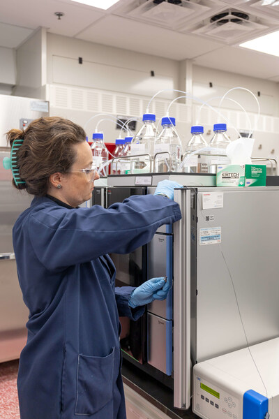 A Fagron Sterile Services US employee sets up a Refractive Index (RI) Detector. The specialized detector was utilized in quality testing for Dextrose injection solutions. While most potency methods utilize a UV detector, Dextrose lacks UV chromophores and can not be analyzed or detected by a standard UV detector; therefore, an RI Detector is necessary. (PRNewsfoto/Angels for Change,Fagron Sterile Services US)