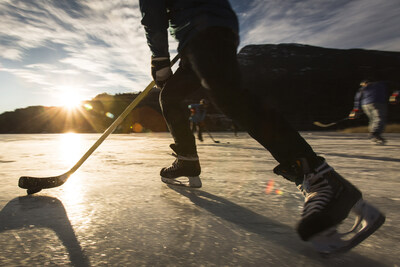 CIC invite tous les Canadiens à ajouter leurs souvenirs de hockey sur une glace naturelle. (Groupe CNW/Canards Illimités Canada)