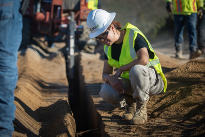 Un empleado de SDG&E inspecciona una zanja en un lugar estratégico de soterramiento en Ramona, California. El soterramiento de las líneas eléctricas es crucial para mejorar la estabilidad del suministro energético, reducir los cortes y proteger a las comunidades del riesgo de incendios forestales. (PRNewsfoto/San Diego Gas & Electric (SDG&E))