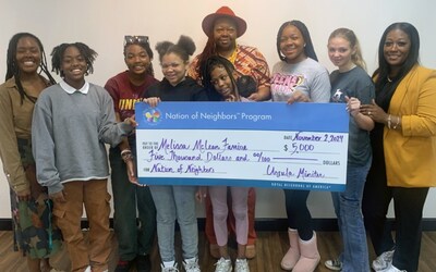 Melissa McLean Farrior, Teens2Queens, along with a group of teen girls receive their Nation of Neighbors grant check from Royal Neighbors of America.