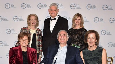 Left to right: CSHL President and CEO Bruce Stillman, CSHL Board of Trustees Chair Marilyn Simons, and 2022 Double Helix Medal recipients Albert Bourla and Jennifer A. Doudna. Bourla and Doudna were honored for their contributions to genetics research and public health. Image: Sean Zanni / Patrick McMullan Company