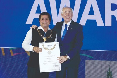 El Dr. Achyuta Samanta, fundador de KIIT y KISS, recibió el ‘Premio Gran Cruz’ de manos del presidente de la FIVB, el Dr. Ary Graca, en el 39.º Congreso Mundial de la FIVB en Oporto, Portugal