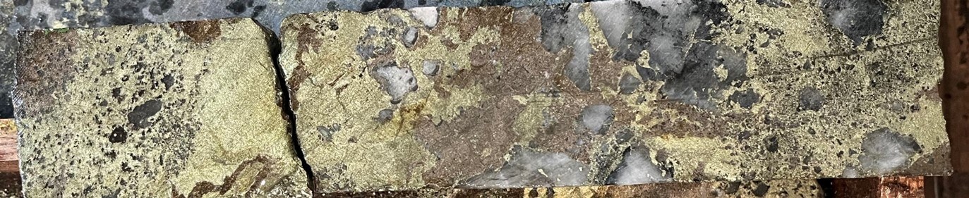 Figure 1: Massive sulphide breccia copper mineralization in DDH2405T015 at T5 (135.40 – 135.60m downhole). (CNW Group/Bravo Mining Corp.) Figure 1: Massive sulphide breccia copper mineralization in DDH2405T015 at T5 (135.40 – 135.60m downhole). (CNW Group/Bravo Mining Corp.)