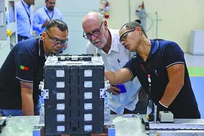 A Brazilian journalist learns about battery assembling techniques at a battery factory of Chinese new energy vehicle manufacturer BYD in Manaus, Brazil. (Photo by Zhang Zhiwen/People's Daily)