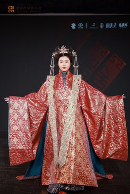 The First Silk Fashion Festival Held at the China National Silk Museum (PRNewsfoto/China National Silk Museum)