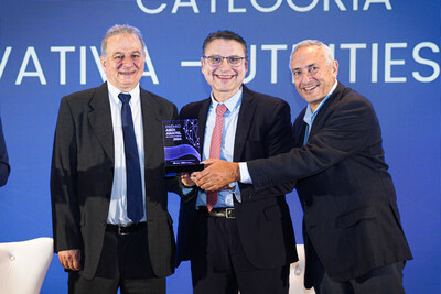 Ricardo Amaral, vice-presidente de Vendas e Marketing de Enterprise da Hughes do Brasil (centro), recebendo o Prêmio ABDI Anatel de redes privativas Ricardo Amaral, vice-presidente de Vendas e Marketing de Enterprise da Hughes do Brasil (centro), recebendo o Prêmio ABDI Anatel de redes privativas