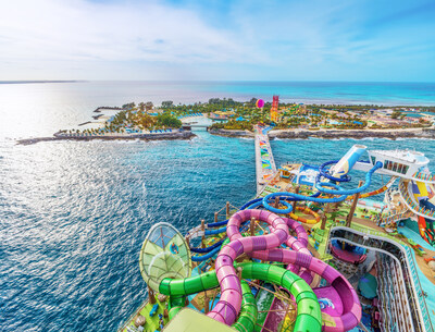 A bordo de Icon of the Seas de Royal Caribbean, los aventureros encontrarán la máxima adrenalina en el parque acuático más grande en alta mar: Category 6, ubicado en Thrill Island. Seis toboganes que rompen récords alcanzan nuevas alturas, incluyendo Storm Surge, uno de los dos toboganes familiares en balsa que suben la adrenalina; Pressure Drop, el primer tobogán abierto de caída libre de la industria; Frightening Bolt, el tobogán más alto en el mar; y Storm Chasers, el primer tobogán doble de carreras en cruceros. (PRNewsfoto/Royal Caribbean International)