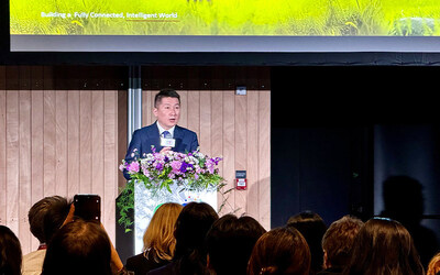 Jeffrey Zhou, presidente de marketing de TIC Huawei, faz um discurso de boas-vindas no Fórum TECH4ALL (PRNewsfoto/Huawei) Jeffrey Zhou, presidente de marketing de TIC Huawei, faz um discurso de boas-vindas no Fórum TECH4ALL (PRNewsfoto/Huawei)