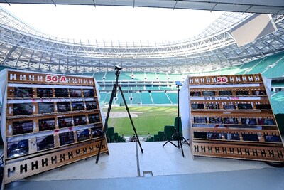 Capacity and rate comparison of 5G-Advanced (left) and 5G networks during a live match simulation at the Workers' Stadium (PRNewsfoto/Huawei Technologies Co., Ltd)