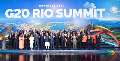 President Xi Jinping and other G20 leaders take a group photo after the conclusion of the 19th G20 Summit in Rio de Janeiro, Brazil, on Tuesday. LI TAO/XINHUA