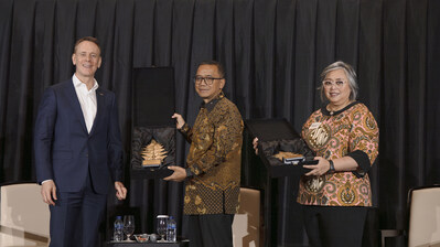 Dr. Riyatno, S.H., LL.M, Deputi Menteri Pengembangan Iklim Investasi (tengah), bersama moderator Ben Simpfendorfer dan panelis lainnya Michellina Laksmi Tirwardhany, di Oliver Wyman - Unlocking The Age of Golden Indonesia Summit pada 20 November 2024