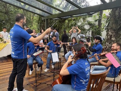 A Orquestra Sinfônica Marés do Amanhã de Malé, Brasil, apresentou clássicos da China e do Brasil no Jardim Botânico do Rio de Janeiro, Brasil. (Foto: Qu Pei, Diário do Povo)