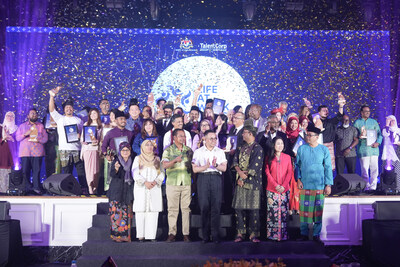 YB Steven Sim Chee Keong, Minister of KESUMA and YB Dato'Sri Abdul Rahman Bin Mohamad, Deputy Minister KESUMA together with all the LIFE AT WORK Awards (LAWA) 2024 winners.