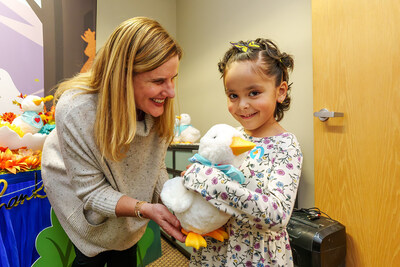 Yasmine Farias Chavez asisten a la entrega de My Special Aflac Duck ® en Keaton's Child Cancer Alliance el jueves. El evento marca la entrega de casi 200 patos a Keaton's en los últimos dos años y más de 33,000 patos distribuidos de forma gratuita desde que comenzó el programa en 2018. (PRNewsfoto/Aflac)