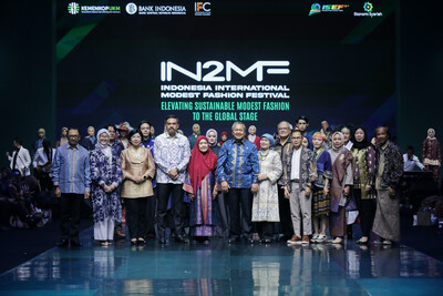 Bank Indonesia, the Ministry of Micro, Small, and Medium Enterprises (MSMEs) of Indonesia, and the Indonesian Fashion Chamber (IFC) proudly hosted the annual IN2MF event, showcasing Indonesia's growing modest fashion ecosystem and supporting the vision of an inclusive, resilient, and sustainable Sharia economy. (PRNewsfoto/Indonesian Fashion Chamber (IFC))