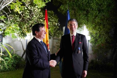 H.E. Íñigo de Palacio (left) delivers the Diploma of Knight Officer of the Royal Order of Civil Merit to Prof. Marcos López de Prado (right)