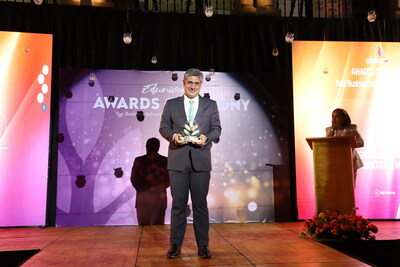 Horacio Arredondo, decano de EGADE Business School del Tecnológico de Monterrey, tras recibir el premio al primer lugar del Top 3 de Escuelas de Negocios en América Latina otorgado por Eduniversal.