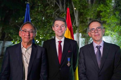 Prof. Marcos López de Prado (centre) with Prof. Steven Chu (Nobel Prize in Physics) (left) and Prof. Guido Imbens (Nobel Prize in Economics) (right) (PRNewsfoto/ADIA Lab)