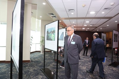 Convidados olham fotos na exposição fotográfica inaugurada durante o Encontro Anual sobre a Cooperação Pragmática China-Peru Belt and Road, realizado em Lima, Peru, em 8 de novembro de 2024. (Xinhua/Li Mengxin) (PRNewsfoto/Xinhua Silk Road)