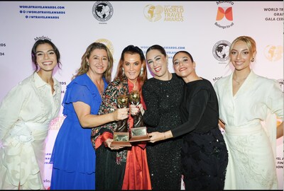 The president of Kaizen Hoteles, María Luisa de Azcárate (third from left), celebrates the World Travel Awards 2024 for the best independent hotel group worldwide and in Europe, as well as the award for 'New Boutique Hotel World and in Europe' for Casa Palacio Don Ramón in Seville.