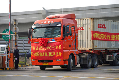 Yhai Kerry Group receives China's first shipment of RSPO Identity Preserved certified sustainable palm oil (PRNewsfoto/Roundtable On Sustainable Palm Oil)