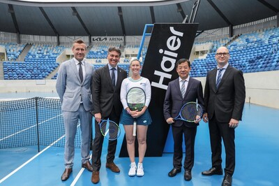 L-R - Roddy Campbell - Director of Partnerships and International Business, Tennis Australia / Cedric Cornelis, Tennis Australia Chief Commercial Officer / Storm Hunter, Australian player and former world #1 in Doubles / Li Huagang, Senior Vice President of Haier Group and Chairman and CEO of Haier Smart Home / Fabio Valente, Chief Operating Officer, Fisher & Paykel Australia (PRNewsfoto/Haier)