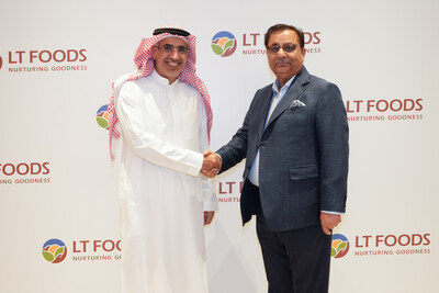 Mr. Vijay Arora (right), Chairman & Managing Director, LT Foods along with Mr. Sulaiman bin Abdulrahman Al-Rumaih (left), CEO of SALIC, on the occasion of announcing the expansion of LT Foods global footprint to the Kingdom of Saudi Arabia