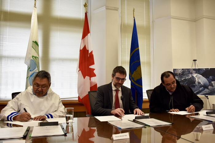 La signature du protocole d'entente le 28 novembre, 2024 à Ottawa, Ontario.  Photo: Environnement et Changement climatique Canada (Groupe CNW/Parcs Canada (HQ))