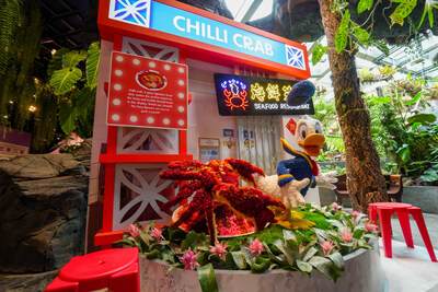 Donald Duck dengan Chilli Crab di area Flavours of Singapore, menyajikan sajian khas Singapura dengan karakter Disney.