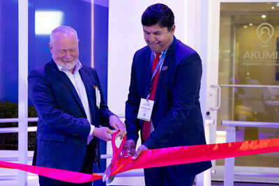 Akumin AXIS ribbon-cutting ceremony with Krishna Kumar, Akumin CEO, and Jim Bertrand, SVP, Head of North America Imaging Sales of Siemens Healthineers. (CNW Group/Akumin Inc.)