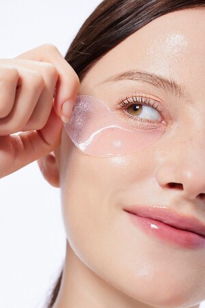 COSRX Launches The Peptide Collagen Hydrogel Eye Patch for Youthful Glow