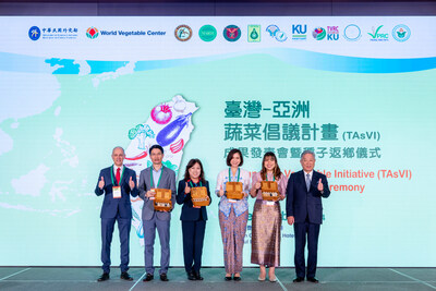 Seed Handing Over Ceremony (from left to right) 
Dr. Marco Wopereis, World Vegetable Center.
Mr. Minh Tien Pham, Vietnam Economic and Cultural Office in Taipei.
Ms. Irene Tan, Manila Economic and Cultural Office.
Ms. Aznifah Ghani, Malaysian Friendship and Trade Centre, Taipei.
Dr. CHUTCHAMAS KANCHANA-UD, Tropical Vegetable Research Center(TVRC).
Mr. Chung-Kwang Tien, Deputy Minister of Foreign Affairs.