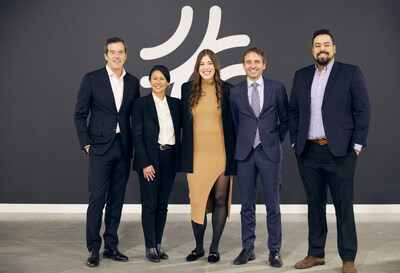 Sur la photo, de gauche à droite : Tim Leyne, Bicha Ngo, Katherine Homuth, Marc Fortin, et Omar Mourad (Groupe CNW/Investissement Québec) Sur la photo, de gauche à droite : Tim Leyne, Bicha Ngo, Katherine Homuth, Marc Fortin, et Omar Mourad (Groupe CNW/Investissement Québec)