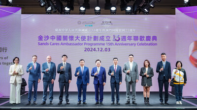 金沙中國週二於澳門倫敦人舉行聯歡慶典,表彰多年來合作無間的本地社服機構及公司社區義務工作者──金沙中國關懷大使。多位特區政府官員、金沙中國管理層成員、社服機構負責人及金沙中國關懷大使約200人出席,以表支持。
出席主禮嘉賓:澳門中央聯絡辦公室社會工作部副部長趙河清(左中);澳門特別行政區政府社會工作局局長韓衛(右中)以及其他金沙中國有限公司管理層成員。