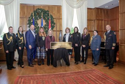Aide de camps #1, Aide de camp #2, Monsieur le Ministre Ian Lafrenière, Nadia Robertson, Madame la Ministre Martine Biron, l’honorable Manon Jeannotte Lieutenante-gouverneure du Québec, Madame la Députée Brigitte Garceau, Madame la Présidente de l’Assemblée Nationale Nathalie Roy, Aide de camp #3, Aide de camp #4 (CNW Group/Cabinet de la Lieutenante-gouverneure du Québec)