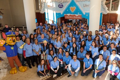 More than 1,200 children from Children’s Breakfast Clubs affiliated schools were welcomed by over 300 volunteers from Spin Master and Liberty Entertainment Group at the Liberty Grand. Each child paired up with a Spin Master team member to pick out two toys—one to keep and one to share with a friend or family member. (CNW Group/Spin Master Corp.)