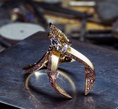 Bongo Antelope Ring
18k yellow gold and VS diamonds